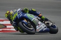 世界ロードレース選手権第17戦、マレーシアGP、MotoGPクラス決勝に臨むモビスター・ヤマハのバレンティーノ・ロッシ（2015年10月25日撮影）。(c)AFP/MOHD RASFAN