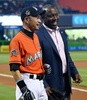17MLB、ピッツバーグ・パイレーツ対マイアミ・マーリンズ。試合前に行われたセレモニーに臨むマイケル・ヒル編成本部長とイチロー（2017年4月30日撮影）。(c)AFP/Getty Images/Mark Brown
