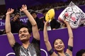 平昌冬季五輪、フィギュアスケート・ペアのショートプログラム（SP）を終え、声援に手を振って応える北朝鮮の廉太鈺/金柱希組（2018年2月14日撮影）。(c)AFP/ARIS MESSINIS