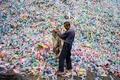 中国・北京郊外で、リサイクルをするためにペットボトルを分類する作業員（2015年9月17日撮影）。(c)AFP PHOTO / FRED DUFOUR
