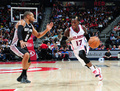 14-15NBA、アトランタ・ホークス対サンアントニオ・スパーズ。ボールをキープするアトランタ・ホークスのデニス・シュローダー（2015年3月22日撮影）。(c)AFP/Getty Images/NBAE/Scott Cunningham