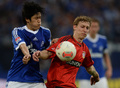 12-13ドイツ・ブンデスリーガ1部第29節、シャルケ04（Schalke04）対バイヤー・レバークーゼン（Bayer Leverkusen）。バイヤー・レバークーゼンのステファン・キースリング（Stefan Kiessling、右）とボールを競る内田篤人（Atsuto Uchida、2013年4月13日撮影）。(c)AFP/PATRIK STOLLARZ