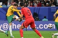 サッカーアジアカップ、準々決勝、オーストラリア対韓国。先制点を決めるオーストラリアのクレイグ・グッドウィン（左、2024年2月2日撮影）。(c)HECTOR RETAMAL / AFP