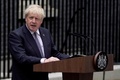 英ロンドンの首相官邸前で話すボリス・ジョンソン氏（2022年7月7日撮影）。(c)JUSTIN TALLIS / AFP