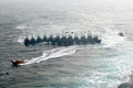 韓国沖の黄海（Yellow Sea）で21日、違法操業中に韓国海洋警察庁による取り締まりを受けた中国漁船12隻が、船体を互いにロープで縛ってひとかたまりの大船団を作り上げ、逃走を図った。黄海の韓国の排他的経済水域（EEZ）では中国漁船による密漁が常態化しており、海洋警察庁によると過去1年に332隻を拿捕したという（2010年12月21日撮影）。(c)AFP/PARK YOUNG-CHUL