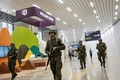ブラジル・リオデジャネイロ国際空港の到着ロビーを警備するブラジル空軍の兵士（2016年7月25日撮影）。(c)AFP/YASUYOSHI CHIBA