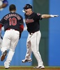 17MLB、クリーブランド・インディアンス対カンザスシティ・ロイヤルズ。10回裏にサヨナラ安打を放ち、エドウィン・エンカーナシオン（左）と喜ぶクリーブランド・インディアンスのジェイ・ブルース（2017年9月14日撮影）。(c)AFP/Getty Images/Ron Schwane