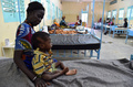 ニジェールのジンデルに設置されたスイスのNGO「サンティネル」の診療所で、壊疽性口内炎（水がん）の治療を受ける子ども（2015年5月26日撮影）。(c)AFP/ISSOUF SANOGO