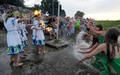 伝統的なスラブ民族の祭り「イワン・クパーラ（Ivan Kupala）の夜」が6日、東欧各地で行われた。起源をキリスト教以前にまでさかのぼるというこの祭りでは、人々が花輪を編んだり、たき火を飛び越えたり、裸で泳いだりして祝う。

写真はベラルーシ南部トゥーロフ（Turov）で、川辺で戯れる少女たち（2013年7月6日撮影）。(c)AFP/VIKTOR DRACHEV