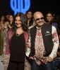 パキスタンの都市カラチで開催されたファッション・パキスタン・ウィークで発表されたDeepak Perwaniの新作コレクションに登場した女優Pooja Bhatt（左）と歌手のアリ・アズマット（2015年4月3日撮影）。(c)AFP/Rizwan TABASSUM