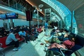 アラブ首長国連邦（UAE）のドバイ国際空港で、搭乗を待つ人々（2024年4月17日撮影）。(c)AFP