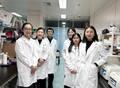 実験室で写真撮影に応じる北京大学の研究チーム。(c)Xinhua News