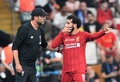 UEFAスーパーカップ、リバプール対チェルシー。言葉をかわすリバプールのユルゲン・クロップ監督（左）とモハメド・サラー（2019年8月14日撮影）。(c)OZAN KOSE / AFP