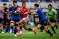ジャパンラグビーリーグワン、プレーオフ決勝、埼玉パナソニックワイルドナイツ対東芝ブレイブルーパス東京。突破を図る東芝ブレイブルーパス東京のジョネ・ナイカブラ（中央、2024年5月26日撮影）。(c)Philip FONG / AFP