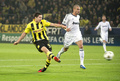 サッカー欧州チャンピオンズリーグ2012-13（UEFA Champions League 2012-13）は24日、グループリーグ第3節の試合が各地で行われ、グループDのボルシア・ドルトムント（Borussia Dortmund）は2-1でレアル・マドリードReal Madrid）に勝利した。

前半36分に先制点となるシュートを放つボルシア・ドルトムントのロベルト・レワンドフスキ（Robert Lewandowski、2012年10月24日撮影）。(c)AFP/ODD ANDERSEN
