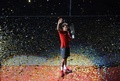 男子テニス、上海マスターズ（2014 Shanghai Rolex Masters）シングルス決勝。優勝を飾り、トロフィーを手にするロジャー・フェデラー（Roger Federer、2014年10月12日撮影）。(c)AFP/GOH CHAI HIN