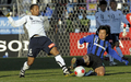 サッカー第88回天皇杯（%%The 88th Emperor&apos;s Cup%%）決勝、ガンバ大阪（%%Gamba Osaka%%）対柏レイソル（%%Kashiwa Reysol%%）。試合は延長後半11分に途中出場の播戸竜二（%%Ryuji Bando%%）が決勝点を挙げたガンバ大阪が1-0で競り勝ち優勝した。この結果、2008年にAFCチャンピオンズリーグ（%%AFC Champions League 2008%%）を制したガンバ大阪は、09年の同大会への出場権を獲得した。写真は柏レイソルのMFアレックス（%%Alex Antonio de Melo Santos%%）と競り合うガンバ大阪のMF明神智和（%%Tomokazu Myojin%%、右）。（2009年1月1日撮影）(c)AFP/TOSHIFUMI KITAMURA