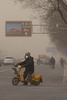 深刻な大気汚染と砂嵐に見舞われた中国・北京（Beijing、2013年2月28日撮影）。(c)AFP/Ed Jones