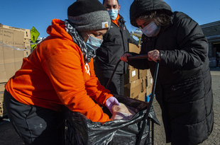 感謝祭前に生活困窮者への食料配布 米
