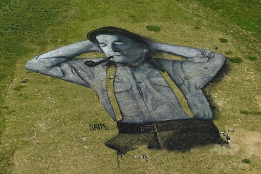 草の上に「世界最大」の人物画、仏アーティストが描く スイス 写真13枚