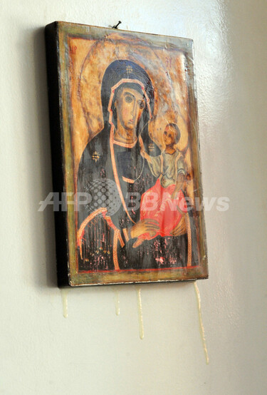 イコンの聖母マリアから「涙」、パリ郊外の民家に信者殺到 写真5枚