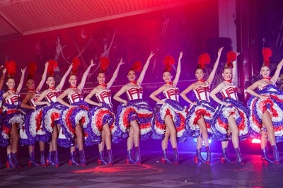 「ムーランルージュ」130周年、花火の下でフレンチカンカン