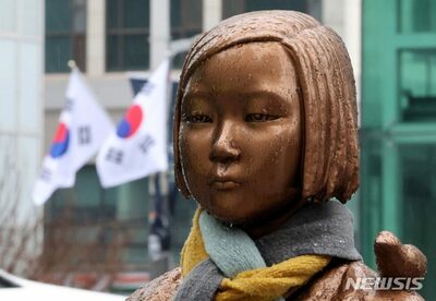 韓国・釜山日本総領事館前の「少女像」…撤去求める集会、総領事館周辺で「平日開催」はダメ