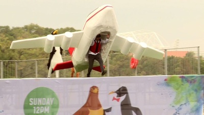 飛ぶ気なし？豪メルボルンで人力飛行機コンテスト