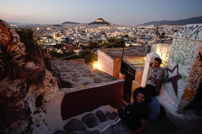 アクロポリス麓にたたずむ「エーゲ海の島」、狭い路地にしっくいの家々