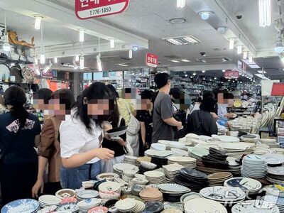 韓国・南大門市場が若者の人気スポットに…300円台の皿からサウナ用品まで「高コスパ」