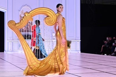 【今日の1枚】たて琴、トレー、鳩時計、ランプシェードがファッションに