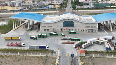 新疆ウイグル自治区の陸上港、自動車輸出の西の玄関口となる