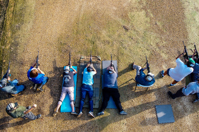 米国で急増する銃購入者、パンデミック・抗議デモ・政治情勢にあおられ