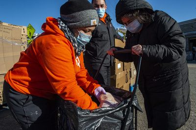 感謝祭前に生活困窮者への食料配布 米