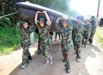 夏休みは軍事訓練？韓国海兵隊が一般市民向けキャンプ開催
