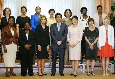 安倍首相、女性の駐日大使ら招き昼食会