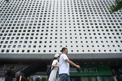 のぞけそう？ 重慶に「穴ぼこビル」現れる 