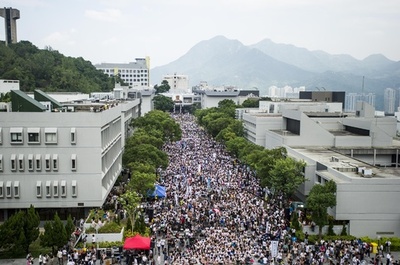 17年香港長官選の民主派排除、大学生が授業ボイコットで抗議