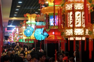 春節の終わり告げる元宵節の明かり 中国・福建省