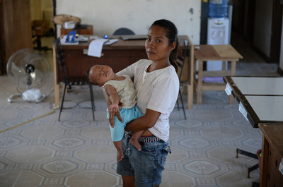 台風30号を生き延びた母娘の再出発、比タクロバン