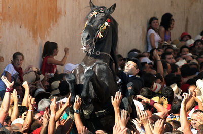 馬ものけぞる？サン・フアン祭りのパレード スペイン