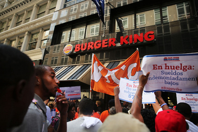 米ファストフード従業員が60都市でスト、賃上げを要求