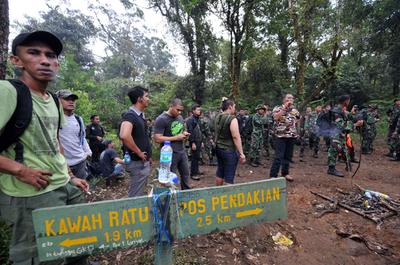 インドネシアで消息絶ったスホイ旅客機事故、全員絶望