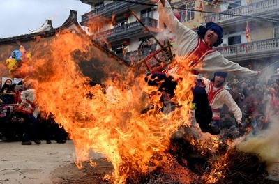 その火を飛び越してこい！ 福建省莆田市で幸福祈願の伝統行事