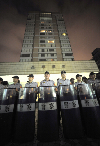 中国の台湾窓口機関会長、抗議デモでホテルに缶詰め 台湾