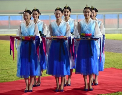 北の美女軍団に対抗、韓国の「メダル授与式ガールズ」 アジア大会