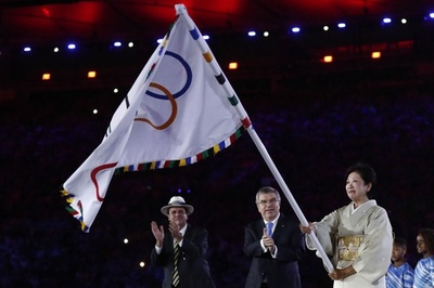 五輪旗がリオから東京へ、小池都知事が引き継ぐ