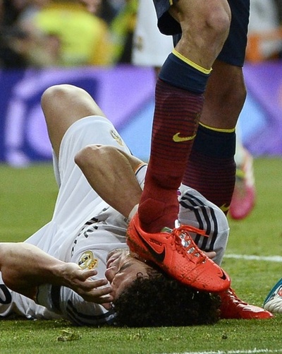 バルセロナのブスケッツに頭部を踏まれるレアルのペペ