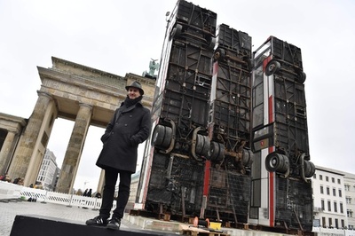 逆さまのバスの「バリケード」 シリア紛争地をアートで再現 独