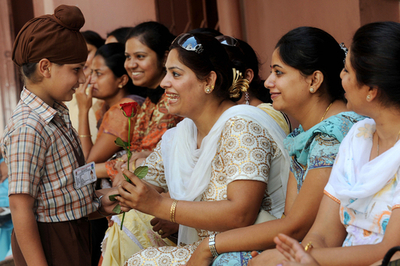 インドで先生に敬意を払う｢教師の日｣